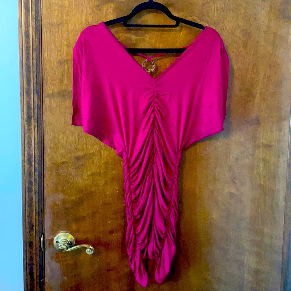 Fuschia short sleeve Buffalo top with chain drop back